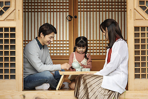 포토 JPG 주간 전신 전통 부부 여자 남자 딸 행복 문화 여유 어린이 40대 중년 여행 가족 숙소 엄마 주전자 한옥 미소 사람 앉기 상반신 성인 야외 앞모습 옆모습 세명 30대 한국인 가을 자녀 체험 마루 아빠 붓기 전통차 찻잔 전라북도 한옥마을 다과상 전주 게스트하우스 국내포토 자연요소 한국전통 커플 계절 감정 뷰포인트 컨셉 고건축 관계 모션 주방용품 잔 바닥 표정 동양인 장년 차_음료 마을 숙박업 전라도 다과 파일형식