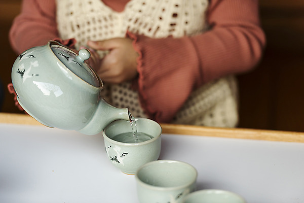 포토 JPG 주간 전통 여자 딸 행복 문화 여유 어린이 여행 가족 숙소 주전자 한옥 한명 사람 상반신 야외 앞모습 한국인 가을 체험 붓기 전통차 찻잔 다도 전라북도 한옥마을 전주 게스트하우스 소녀한명만 국내포토 자연요소 1 한국전통 계절 감정 뷰포인트 컨셉 고건축 관계 모션 주방용품 잔 동양인 차_음료 마을 예절 숙박업 전라도 여자한명만 소녀만 파일형식