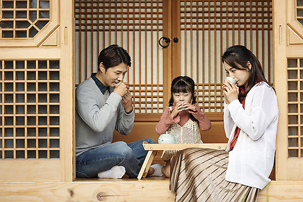 포토 JPG 주간 전신 전통 부부 여자 남자 딸 행복 문화 여유 어린이 40대 중년 여행 가족 숙소 엄마 한옥 사람 앉기 상반신 성인 야외 앞모습 옆모습 세명 30대 한국인 마시기 가을 자녀 체험 마루 아빠 전통차 전라북도 한옥마을 다과상 전주 게스트하우스 국내포토 자연요소 한국전통 커플 계절 감정 뷰포인트 컨셉 고건축 관계 모션 바닥 동양인 장년 차_음료 마을 숙박업 전라도 다과 파일형식