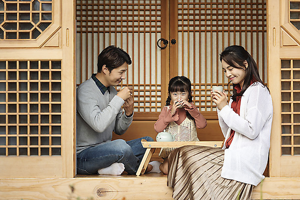 포토 JPG 주간 전신 전통 부부 여자 남자 딸 행복 문화 여유 어린이 40대 중년 여행 가족 숙소 엄마 휴식 한옥 미소 사람 앉기 상반신 성인 야외 앞모습 옆모습 세명 30대 한국인 마시기 가을 자녀 체험 마루 아빠 전통차 전라북도 한옥마을 다과상 전주 게스트하우스 국내포토 자연요소 한국전통 커플 계절 감정 뷰포인트 컨셉 고건축 관계 모션 바닥 표정 동양인 장년 차_음료 마을 숙박업 전라도 다과 파일형식