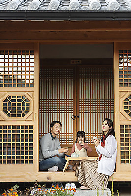 포토 JPG 주간 전신 전통 부부 응시 여자 남자 딸 행복 문화 여유 어린이 40대 중년 여행 가족 숙소 엄마 한옥 미소 사람 앉기 성인 야외 앞모습 옆모습 세명 30대 한국인 마시기 가을 자녀 체험 마루 아빠 전라북도 한옥마을 다과상 전주 차마시기 게스트하우스 국내포토 자연요소 한국전통 커플 시선 계절 감정 뷰포인트 컨셉 고건축 관계 모션 바닥 표정 동양인 장년 마을 숙박업 전라도 다과 파일형식