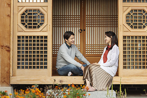 포토 JPG 주간 전신 전통 부부 응시 여자 남자 행복 문화 여유 40대 중년 여행 가족 숙소 휴식 한옥 대화 미소 사람 앉기 성인 야외 두명 옆모습 30대 마주보기 한국인 가을 마루 전라북도 한옥마을 전주 게스트하우스 국내포토 자연요소 한국전통 커플 시선 계절 감정 뷰포인트 컨셉 고건축 관계 모션 바닥 표정 말하기 동양인 장년 마을 숙박업 전라도 파일형식