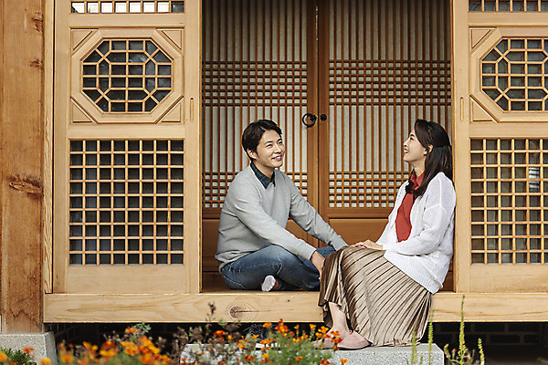 포토 JPG 주간 전신 전통 부부 응시 여자 남자 행복 문화 여유 40대 중년 여행 가족 숙소 휴식 한옥 대화 미소 사람 앉기 상반신 성인 야외 두명 옆모습 30대 기댐 한국인 가을 마루 전라북도 한옥마을 전주 게스트하우스 국내포토 자연요소 한국전통 커플 시선 계절 감정 뷰포인트 컨셉 고건축 관계 모션 바닥 표정 말하기 동양인 장년 마을 숙박업 전라도 파일형식