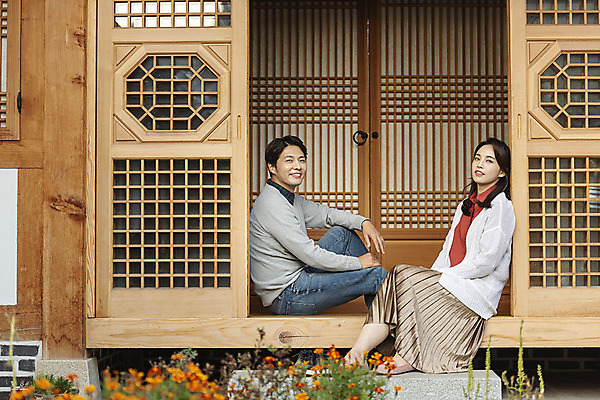 포토 JPG 주간 전신 전통 부부 응시 여자 남자 행복 문화 여유 40대 중년 여행 가족 숙소 휴식 한옥 미소 사람 앉기 성인 야외 두명 옆모습 30대 기댐 한국인 가을 마루 전라북도 한옥마을 전주 전통문살 게스트하우스 국내포토 자연요소 한국전통 커플 시선 계절 감정 뷰포인트 컨셉 고건축 관계 모션 바닥 표정 동양인 장년 마을 숙박업 전라도 문살 파일형식