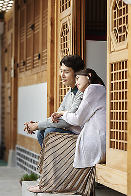 포토 JPG 주간 전신 전통 부부 응시 여자 남자 행복 문화 여유 40대 중년 여행 가족 숙소 한옥 사람 앉기 성인 야외 두명 옆모습 30대 팔짱 기댐 한국인 가을 마루 전라북도 한옥마을 전주 게스트하우스 국내포토 자연요소 한국전통 커플 시선 계절 감정 뷰포인트 고건축 관계 모션 바닥 동양인 장년 마을 숙박업 전라도 파일형식