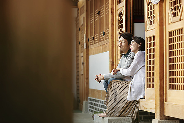 포토 JPG 주간 전신 전통 부부 응시 여자 남자 행복 문화 여유 40대 중년 여행 가족 숙소 휴식 한옥 미소 사람 앉기 성인 야외 두명 옆모습 30대 팔짱 기댐 한국인 가을 마루 전라북도 한옥마을 전주 게스트하우스 국내포토 자연요소 한국전통 커플 시선 계절 감정 뷰포인트 컨셉 고건축 관계 모션 바닥 표정 동양인 장년 마을 숙박업 전라도 파일형식