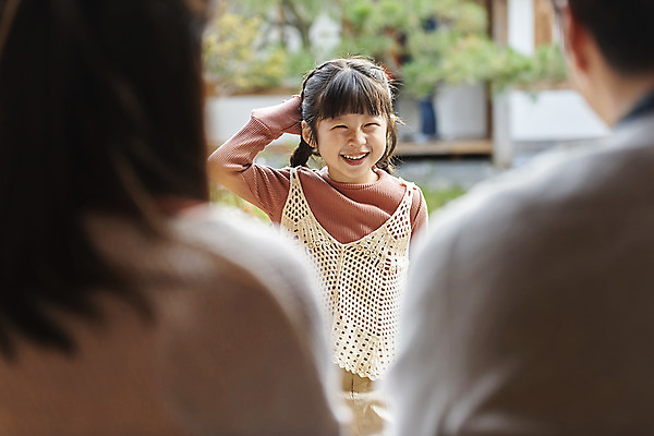 포토 JPG 주간 전통 부부 응시 여자 남자 딸 행복 문화 여유 어린이 40대 중년 여행 가족 숙소 엄마 한옥 미소 사람 상반신 성인 야외 앞모습 뒷모습 아웃포커스 세명 30대 마주보기 한국인 가을 자녀 아빠 전라북도 즐거움 한옥마을 재롱 전주 게스트하우스 국내포토 자연요소 한국전통 커플 시선 계절 감정 뷰포인트 고건축 관계 모션 촬영기법 표정 동양인 장년 마을 숙박업 전라도 파일형식