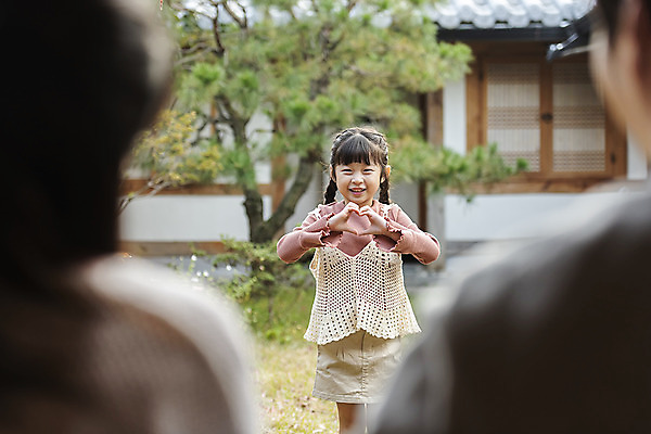 포토 JPG 주간 전통 부부 응시 여자 남자 딸 행복 문화 여유 어린이 40대 중년 여행 가족 숙소 엄마 한옥 미소 사람 상반신 성인 야외 앞모습 뒷모습 아웃포커스 세명 30대 한국인 가을 자녀 아빠 전라북도 한옥마을 손하트 재롱 전주 게스트하우스 국내포토 자연요소 한국전통 커플 시선 계절 감정 뷰포인트 고건축 관계 촬영기법 표정 동양인 손짓 장년 마을 숙박업 전라도 파일형식