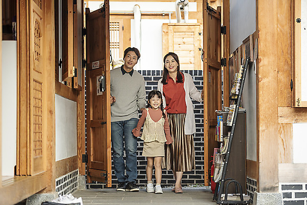 포토 JPG 주간 전신 전통 부부 여자 남자 딸 행복 문화 여유 어린이 40대 중년 여행 가족 숙소 엄마 한옥 미소 사람 성인 야외 앞모습 세명 30대 한국인 가을 자녀 오픈 아빠 전라북도 구경 즐거움 대문 한옥마을 전주 게스트하우스 국내포토 자연요소 한국전통 커플 계절 감정 뷰포인트 고건축 관계 표정 동양인 장년 문 마을 숙박업 전라도 파일형식