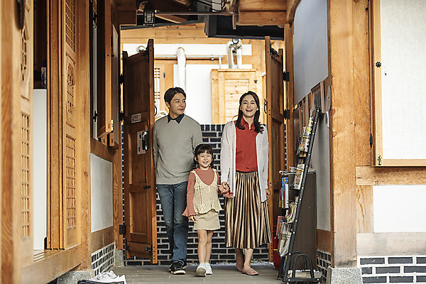 포토 JPG 주간 전신 전통 부부 여자 남자 딸 행복 문화 여유 어린이 40대 중년 여행 가족 숙소 엄마 한옥 미소 사람 성인 야외 앞모습 세명 30대 걷기 손잡기 한국인 가을 자녀 아빠 전라북도 구경 한옥마을 전주 게스트하우스 국내포토 자연요소 한국전통 커플 계절 감정 뷰포인트 고건축 관계 모션 표정 동양인 장년 마을 숙박업 전라도 파일형식