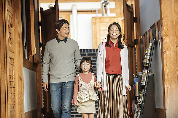 포토 JPG 주간 전통 부부 응시 여자 남자 딸 행복 문화 여유 어린이 40대 중년 여행 가족 숙소 엄마 한옥 서기 미소 사람 상반신 성인 야외 앞모습 세명 30대 걷기 손잡기 한국인 가을 자녀 아빠 전라북도 구경 한옥마을 전주 게스트하우스 국내포토 자연요소 한국전통 커플 시선 계절 감정 뷰포인트 고건축 관계 모션 표정 동양인 장년 마을 숙박업 전라도 파일형식