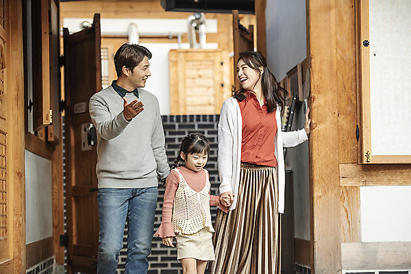 포토 JPG 주간 전통 부부 응시 여자 남자 딸 행복 문화 여유 어린이 40대 중년 여행 가족 숙소 엄마 한옥 미소 사람 손짓 상반신 성인 야외 앞모습 세명 30대 마주보기 걷기 손잡기 한국인 가을 자녀 아빠 전라북도 구경 한옥마을 전주 게스트하우스 국내포토 자연요소 한국전통 커플 시선 계절 감정 뷰포인트 고건축 관계 모션 표정 동양인 장년 마을 숙박업 전라도 파일형식