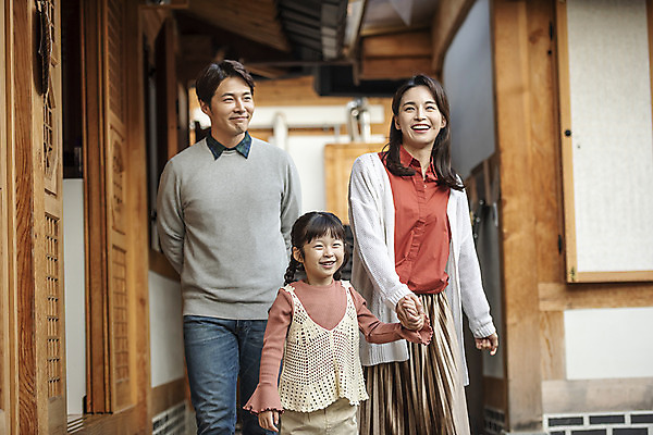 포토 JPG 주간 전통 부부 응시 여자 남자 딸 행복 문화 여유 어린이 40대 중년 여행 가족 숙소 엄마 한옥 미소 사람 상반신 성인 야외 앞모습 세명 30대 걷기 손잡기 한국인 가을 자녀 아빠 전라북도 구경 즐거움 한옥마을 전주 게스트하우스 국내포토 자연요소 한국전통 커플 시선 계절 감정 뷰포인트 고건축 관계 모션 표정 동양인 장년 마을 숙박업 전라도 파일형식