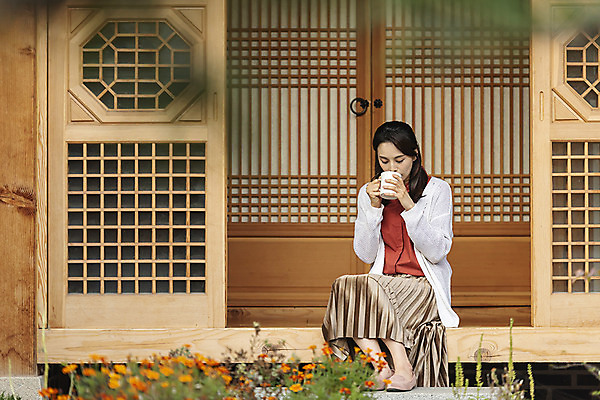 포토 JPG 주간 전신 전통 여자 행복 문화 여유 커피 여행 가족 숙소 엄마 휴식 한옥 한명 사람 앉기 성인 야외 앞모습 30대 한국인 마시기 가을 체험 마루 전라북도 한옥마을 전주 게스트하우스 성인여자한명만 국내포토 자연요소 1 한국전통 계절 감정 음료 뷰포인트 컨셉 고건축 관계 모션 바닥 동양인 장년 마을 숙박업 전라도 여자한명만 성인여자만 파일형식