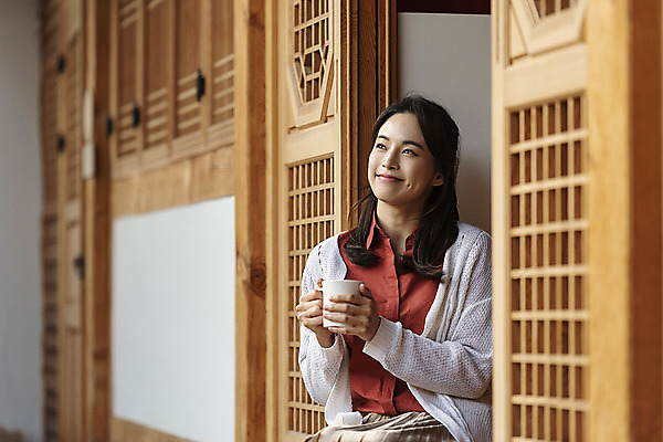포토 JPG 주간 전통 응시 여자 행복 문화 여유 커피 여행 가족 숙소 엄마 휴식 한옥 한명 미소 들기 사람 앉기 상반신 성인 야외 앞모습 30대 한국인 가을 마루 전라북도 한옥마을 전주 게스트하우스 성인여자한명만 국내포토 자연요소 1 한국전통 시선 계절 감정 음료 뷰포인트 컨셉 고건축 관계 모션 바닥 표정 동양인 장년 마을 숙박업 전라도 여자한명만 성인여자만 파일형식