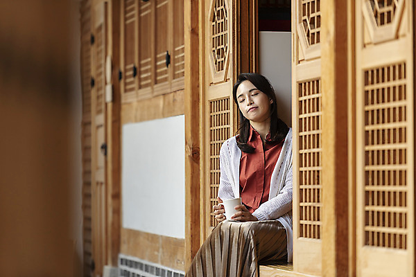 포토 JPG 주간 전통 여자 행복 문화 여유 커피 여행 가족 숙소 엄마 휴식 한옥 한명 사람 앉기 상반신 성인 야외 앞모습 30대 눈감음 한국인 머그컵 가을 마루 전라북도 한옥마을 전주 게스트하우스 성인여자한명만 국내포토 자연요소 1 한국전통 계절 감정 음료 뷰포인트 컨셉 고건축 관계 모션 바닥 동양인 컵 장년 마을 숙박업 전라도 여자한명만 성인여자만 파일형식