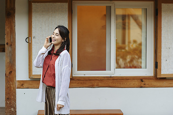 포토 JPG 주간 전통 여자 행복 문화 여유 여행 창문 가족 숙소 엄마 한옥 한명 서기 미소 사람 상반신 성인 야외 옆모습 30대 스마트폰 한국인 가을 전라북도 즐거움 통화 한옥마을 전주 게스트하우스 성인여자한명만 국내포토 자연요소 1 한국전통 계절 감정 뷰포인트 고건축 관계 모션 표정 동양인 장년 핸드폰 스마트기기 마을 숙박업 전라도 여자한명만 성인여자만 파일형식