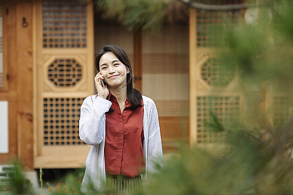 포토 JPG 주간 전통 여자 행복 문화 여유 여행 가족 숙소 엄마 한옥 한명 미소 사람 상반신 성인 야외 앞모습 30대 스마트폰 한국인 가을 소나무 전라북도 즐거움 통화 한옥마을 전주 게스트하우스 성인여자한명만 국내포토 자연요소 나무 1 한국전통 계절 감정 뷰포인트 고건축 관계 모션 표정 동양인 장년 핸드폰 스마트기기 마을 숙박업 전라도 여자한명만 성인여자만 파일형식