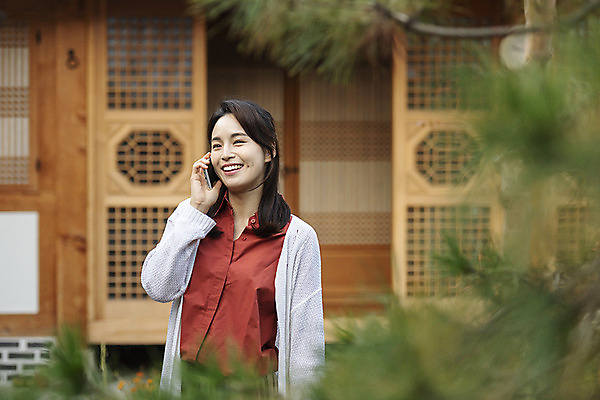 포토 JPG 주간 전통 여자 행복 문화 여유 여행 가족 숙소 엄마 한옥 한명 서기 미소 사람 상반신 성인 야외 옆모습 30대 스마트폰 한국인 가을 소나무 전라북도 즐거움 통화 한옥마을 전주 게스트하우스 성인여자한명만 국내포토 자연요소 나무 1 한국전통 계절 감정 뷰포인트 고건축 관계 모션 표정 동양인 장년 핸드폰 스마트기기 마을 숙박업 전라도 여자한명만 성인여자만 파일형식