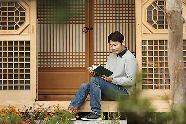 포토 JPG 주간 전신 전통 남자 행복 문화 여유 40대 중년 여행 가족 숙소 한옥 한명 사람 앉기 야외 옆모습 책 독서 한국인 가을 마루 아빠 전라북도 한옥마을 전주 게스트하우스 중년남자한명만 국내포토 자연요소 1 한국전통 계절 감정 뷰포인트 고건축 관계 모션 바닥 동양인 성인 마을 숙박업 전라도 남자한명만 중년남자만 파일형식