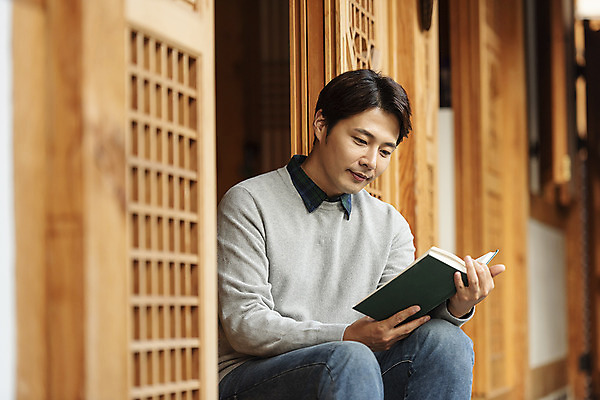 포토 JPG 주간 전통 응시 남자 행복 문화 여유 40대 중년 여행 가족 숙소 휴식 한옥 한명 사람 앉기 상반신 야외 옆모습 책 독서 한국인 가을 마루 아빠 전라북도 한옥마을 전주 게스트하우스 중년남자한명만 국내포토 자연요소 1 한국전통 시선 계절 감정 뷰포인트 컨셉 고건축 관계 모션 바닥 동양인 성인 마을 숙박업 전라도 남자한명만 중년남자만 파일형식