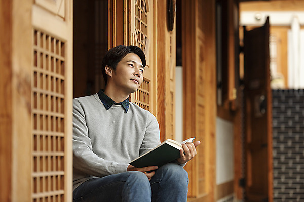 포토 JPG 주간 전통 응시 남자 행복 문화 여유 40대 중년 여행 가족 숙소 휴식 한옥 한명 사람 앉기 상반신 야외 옆모습 책 독서 한국인 가을 마루 아빠 전라북도 한옥마을 전주 게스트하우스 중년남자한명만 국내포토 자연요소 1 한국전통 시선 계절 감정 뷰포인트 컨셉 고건축 관계 모션 바닥 동양인 성인 마을 숙박업 전라도 남자한명만 중년남자만 파일형식
