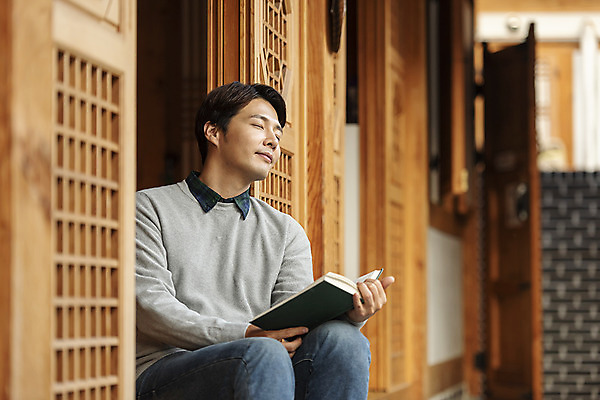 포토 JPG 주간 전통 남자 행복 문화 여유 40대 중년 여행 가족 숙소 휴식 한옥 한명 사람 앉기 상반신 야외 옆모습 책 독서 눈감음 한국인 가을 마루 아빠 전라북도 한옥마을 전주 게스트하우스 중년남자한명만 국내포토 자연요소 1 한국전통 계절 감정 뷰포인트 컨셉 고건축 관계 모션 바닥 동양인 성인 마을 숙박업 전라도 남자한명만 중년남자만 파일형식