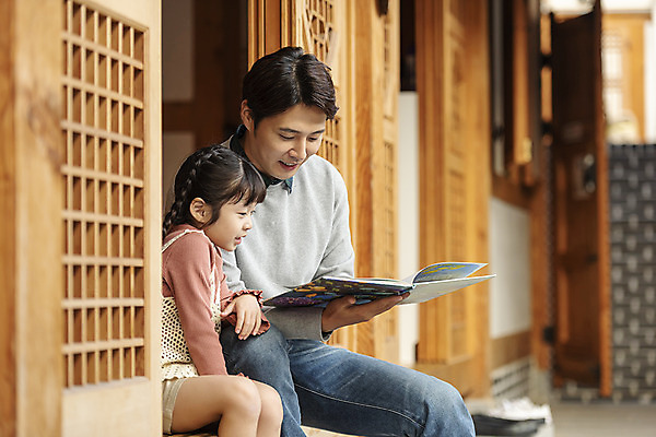 포토 JPG 주간 전통 응시 여자 남자 딸 행복 문화 여유 어린이 40대 중년 여행 가족 숙소 한옥 미소 사람 앉기 상반신 야외 두명 옆모습 책 독서 한국인 가을 마루 아빠 전라북도 한옥마을 전주 게스트하우스 부녀 국내포토 자연요소 한국전통 시선 계절 감정 뷰포인트 고건축 관계 모션 바닥 표정 동양인 성인 마을 숙박업 전라도 파일형식