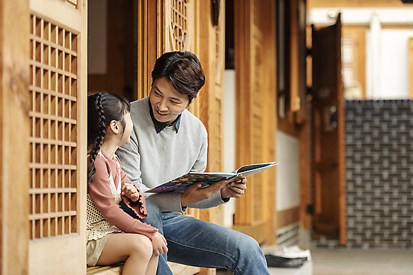 포토 JPG 주간 전통 여자 남자 딸 행복 문화 여유 어린이 40대 중년 여행 가족 숙소 한옥 미소 사람 앉기 상반신 야외 두명 옆모습 책 독서 마주보기 한국인 가을 마루 아빠 전라북도 한옥마을 전주 게스트하우스 부녀 국내포토 자연요소 한국전통 계절 감정 뷰포인트 고건축 관계 모션 바닥 표정 동양인 성인 마을 숙박업 전라도 파일형식