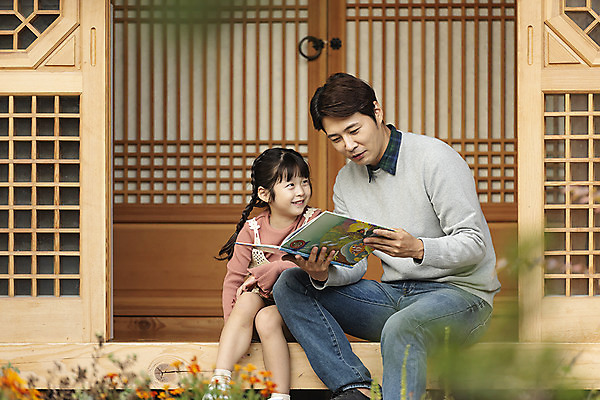 포토 JPG 주간 전신 전통 응시 여자 남자 딸 행복 문화 여유 어린이 40대 중년 여행 가족 숙소 한옥 미소 사람 앉기 성인 야외 두명 앞모습 책 독서 한국인 가을 마루 아빠 전라북도 한옥마을 전주 게스트하우스 부녀 국내포토 자연요소 한국전통 시선 계절 감정 뷰포인트 고건축 관계 모션 바닥 표정 동양인 마을 숙박업 전라도 파일형식