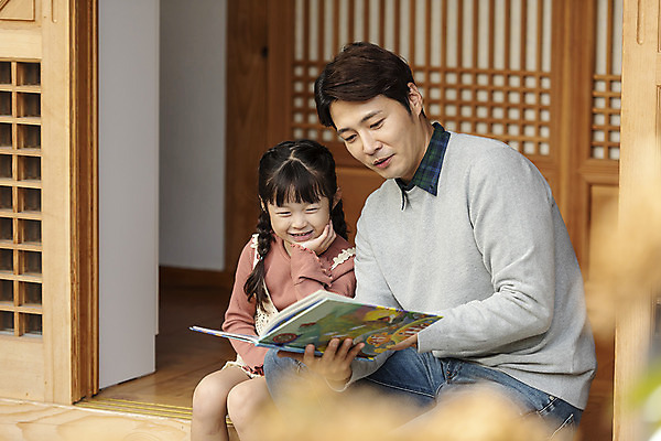 포토 JPG 주간 전통 응시 여자 남자 딸 행복 문화 여유 어린이 40대 중년 여행 가족 숙소 한옥 미소 사람 앉기 상반신 야외 두명 앞모습 책 독서 턱괴기 한국인 가을 마루 아빠 전라북도 즐거움 한옥마을 전주 게스트하우스 부녀 국내포토 자연요소 한국전통 시선 계절 감정 뷰포인트 고건축 관계 모션 바닥 표정 동양인 성인 마을 숙박업 전라도 파일형식