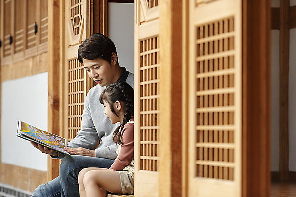 포토 JPG 주간 전통 응시 여자 남자 딸 행복 문화 여유 어린이 40대 중년 여행 가족 숙소 한옥 미소 사람 앉기 상반신 야외 두명 옆모습 책 독서 한국인 가을 마루 아빠 전라북도 한옥마을 전주 게스트하우스 부녀 국내포토 자연요소 한국전통 시선 계절 감정 뷰포인트 고건축 관계 모션 바닥 표정 동양인 성인 마을 숙박업 전라도 파일형식