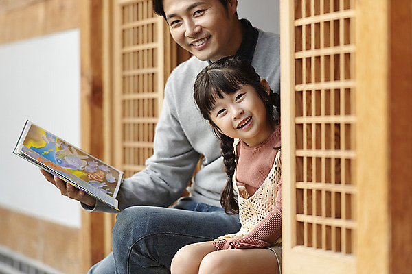 포토 JPG 주간 전통 응시 여자 남자 딸 행복 문화 여유 어린이 40대 중년 여행 가족 숙소 한옥 미소 사람 앉기 상반신 야외 두명 옆모습 책 독서 한국인 가을 아빠 전라북도 한옥마을 전주 전통문살 게스트하우스 부녀 국내포토 자연요소 한국전통 시선 계절 감정 뷰포인트 고건축 관계 모션 표정 동양인 성인 마을 숙박업 전라도 문살 파일형식