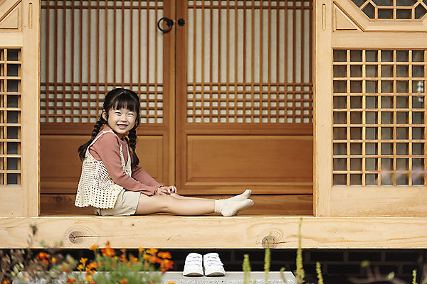 포토 JPG 주간 전신 전통 응시 여자 행복 문화 여유 어린이 여행 가족 숙소 한옥 한명 미소 사람 앉기 야외 옆모습 한국인 가을 체험 마루 전라북도 한옥마을 전주 전통문살 게스트하우스 소녀한명만 국내포토 자연요소 1 한국전통 시선 계절 감정 뷰포인트 컨셉 고건축 관계 모션 바닥 표정 동양인 마을 숙박업 전라도 문살 여자한명만 소녀만 파일형식