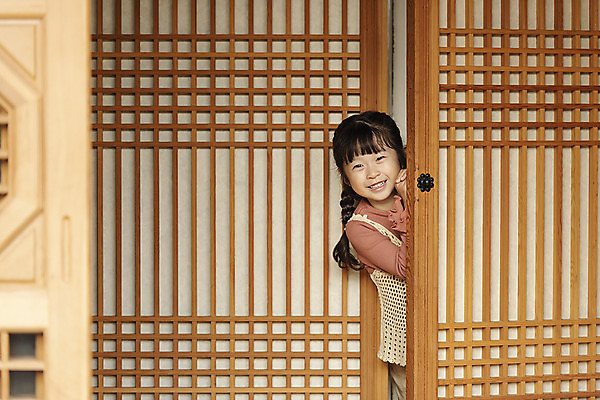 포토 JPG 주간 전통 응시 여자 딸 행복 문화 여유 어린이 여행 가족 숙소 한옥 한명 미소 사람 상반신 야외 앞모습 한국인 가을 체험 전라북도 전통문 한옥마을 전주 게스트하우스 소녀한명만 국내포토 자연요소 1 한국전통 시선 계절 감정 뷰포인트 컨셉 고건축 관계 표정 동양인 문 마을 숙박업 전라도 여자한명만 소녀만 파일형식