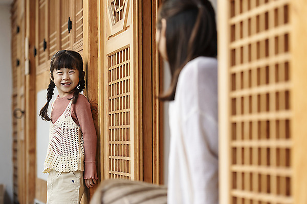 포토 JPG 주간 전통 응시 여자 딸 행복 문화 여유 어린이 여행 가족 숙소 모녀 엄마 한옥 서기 미소 사람 앉기 상반신 성인 야외 두명 옆모습 30대 마주보기 한국인 가을 전라북도 한옥마을 전주 전통문살 게스트하우스 여자만 국내포토 자연요소 한국전통 시선 계절 감정 뷰포인트 고건축 관계 모션 표정 동양인 장년 마을 숙박업 전라도 문살 파일형식