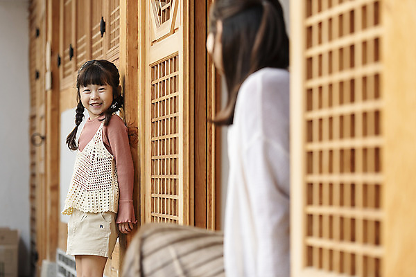 포토 JPG 주간 전통 응시 여자 딸 행복 문화 여유 어린이 여행 가족 숙소 모녀 엄마 한옥 서기 미소 사람 앉기 상반신 성인 야외 두명 옆모습 30대 마주보기 한국인 가을 전라북도 한옥마을 전주 전통문살 게스트하우스 여자만 국내포토 자연요소 한국전통 시선 계절 감정 뷰포인트 고건축 관계 모션 표정 동양인 장년 마을 숙박업 전라도 문살 파일형식