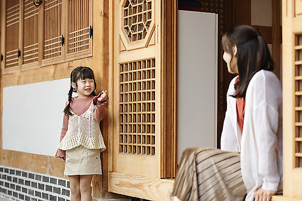 포토 JPG 주간 전통 응시 여자 딸 행복 문화 여유 어린이 여행 가족 숙소 모녀 엄마 한옥 서기 미소 사람 앉기 상반신 성인 야외 두명 옆모습 30대 마주보기 한국인 가을 전라북도 한옥마을 전주 전통문살 게스트하우스 여자만 국내포토 자연요소 한국전통 시선 계절 감정 뷰포인트 고건축 관계 모션 표정 동양인 장년 마을 숙박업 전라도 문살 파일형식