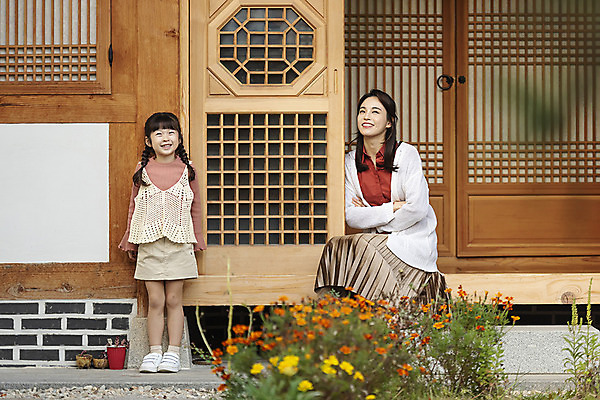포토 JPG 주간 전신 전통 응시 여자 딸 행복 문화 여유 어린이 여행 가족 숙소 모녀 엄마 한옥 서기 미소 사람 앉기 성인 야외 두명 앞모습 옆모습 30대 한국인 가을 전라북도 한옥마을 전주 게스트하우스 여자만 국내포토 자연요소 한국전통 시선 계절 감정 뷰포인트 고건축 관계 모션 표정 동양인 장년 마을 숙박업 전라도 파일형식