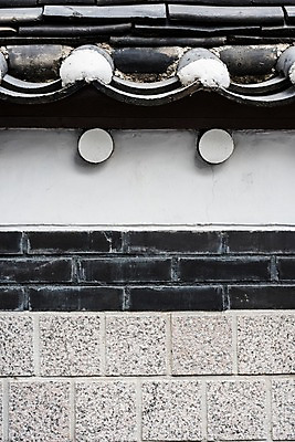 포토 JPG 주간 한국전통 백그라운드 한국건축 벽돌 한옥 기와 근접촬영 사람없음 야외 담장 검은색 돌벽 기와지붕 삼청동 국내포토 자연요소 전통 건축 벽 뷰포인트 컬러 고건축 지붕 한국 종로 파일형식