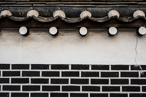 포토 JPG 주간 한국전통 백그라운드 한국건축 벽돌 한옥 기와 근접촬영 사람없음 야외 담장 검은색 균열 돌벽 기와지붕 삼청동 국내포토 자연요소 전통 건축 벽 뷰포인트 컬러 고건축 모션 지붕 한국 종로 파일형식