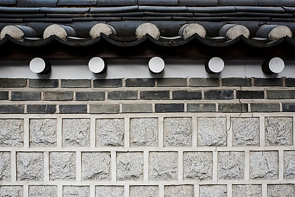 포토 JPG 주간 한국전통 백그라운드 한국건축 벽돌 한옥 기와 근접촬영 사람없음 야외 담장 검은색 돌벽 기와지붕 삼청동 국내포토 자연요소 전통 건축 벽 뷰포인트 컬러 고건축 지붕 한국 종로 파일형식