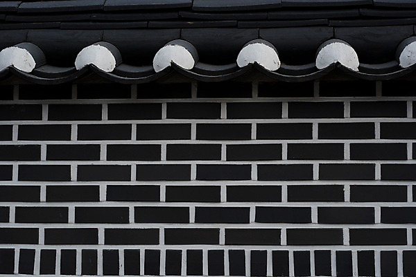 포토 JPG 주간 한국전통 백그라운드 한국건축 벽돌 한옥 기와 근접촬영 사람없음 야외 담장 검은색 돌벽 기와지붕 삼청동 국내포토 자연요소 전통 건축 벽 뷰포인트 컬러 고건축 지붕 한국 종로 파일형식