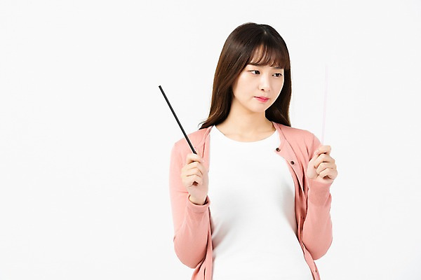 포토 JPG 스튜디오촬영 응시 여자 대학생 실내 빨대 한명 들기 누끼 사람 상반신 20대 청년 성인 앞모습 청춘 자연보호 환경 그린캠페인 한국인 금지 쓰레기 플라스틱 흰배경 반대 성인여자한명만 제로웨이스트 그린슈머 국내포토 1 학생 시선 캠페인 뷰포인트 백그라운드 컨셉 모션 자연 재질 동양인 내부 흰색 보호 사회이슈 여자한명만 성인여자만 파일형식