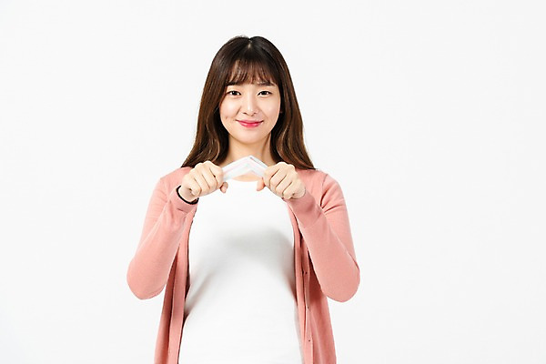 포토 JPG 스튜디오촬영 응시 여자 대학생 실내 빨대 한명 미소 들기 누끼 사람 상반신 20대 청년 성인 앞모습 청춘 자연보호 환경 그린캠페인 한국인 금지 쓰레기 플라스틱 흰배경 반대 성인여자한명만 제로웨이스트 그린슈머 국내포토 1 학생 시선 캠페인 뷰포인트 백그라운드 컨셉 모션 자연 재질 표정 동양인 내부 흰색 보호 사회이슈 여자한명만 성인여자만 파일형식