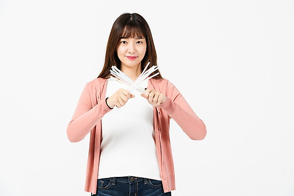 포토 JPG 스튜디오촬영 응시 여자 대학생 실내 빨대 한명 미소 들기 누끼 사람 상반신 20대 청년 성인 앞모습 청춘 자연보호 환경 그린캠페인 재활용 한국인 금지 쓰레기 플라스틱 흰배경 엄격한 성인여자한명만 제로웨이스트 그린슈머 국내포토 1 학생 시선 캠페인 뷰포인트 백그라운드 컨셉 모션 자연 재질 표정 동양인 내부 흰색 보호 사회이슈 친환경 여자한명만 성인여자만 파일형식