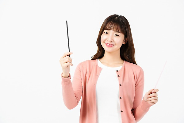 포토 JPG 스튜디오촬영 응시 여자 종이 대학생 실내 빨대 한명 미소 들기 누끼 사람 상반신 20대 청년 성인 앞모습 청춘 자연보호 환경 그린캠페인 재활용 한국인 플라스틱 흰배경 성인여자한명만 제로웨이스트 그린슈머 국내포토 1 학생 시선 캠페인 뷰포인트 백그라운드 컨셉 모션 자연 재질 표정 동양인 내부 흰색 보호 사회이슈 친환경 여자한명만 성인여자만 파일형식