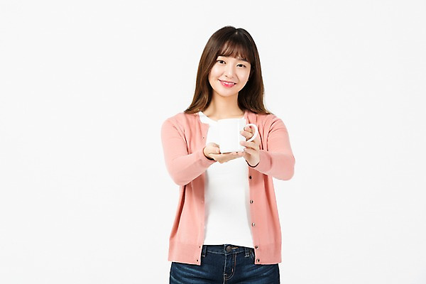 포토 JPG 스튜디오촬영 응시 여자 대학생 실내 한명 미소 들기 누끼 사람 상반신 20대 청년 성인 앞모습 청춘 자연보호 환경 그린캠페인 재활용 한국인 머그컵 손내밀기 흰배경 성인여자한명만 제로웨이스트 그린슈머 국내포토 1 학생 시선 캠페인 뷰포인트 백그라운드 컨셉 모션 자연 표정 동양인 손짓 내부 컵 흰색 보호 사회이슈 친환경 여자한명만 성인여자만 파일형식