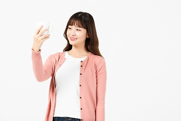 포토 JPG 스튜디오촬영 응시 여자 대학생 실내 한명 서기 미소 들기 누끼 사람 상반신 20대 청년 성인 앞모습 청춘 자연보호 환경 그린캠페인 재활용 한국인 머그컵 흰배경 성인여자한명만 제로웨이스트 그린슈머 국내포토 1 학생 시선 캠페인 뷰포인트 백그라운드 컨셉 모션 자연 표정 동양인 내부 컵 흰색 보호 사회이슈 친환경 여자한명만 성인여자만 파일형식