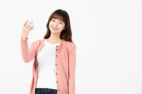 포토 JPG 스튜디오촬영 응시 여자 대학생 실내 한명 미소 들기 누끼 사람 상반신 20대 청년 성인 앞모습 청춘 자연보호 환경 그린캠페인 재활용 한국인 머그컵 흰배경 성인여자한명만 제로웨이스트 그린슈머 국내포토 1 학생 시선 캠페인 뷰포인트 백그라운드 컨셉 모션 자연 표정 동양인 내부 컵 흰색 보호 사회이슈 친환경 여자한명만 성인여자만 파일형식
